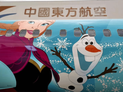 换了新角色！迪士尼X东方航空《冰雪奇缘》主题客机！冰蓝色机身好仙喔！