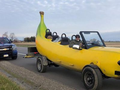 他开「手工香蕉车」旅行遇临检 警察看一看决定掏钱赞助