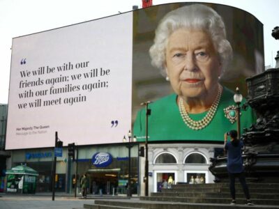 鼓舞民众抗击疫情 伦敦街头巨幅广告牌出现女王头像和标语